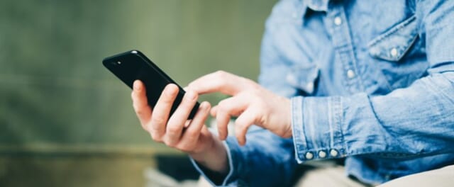 ヤリモク男が連絡しているイメージ