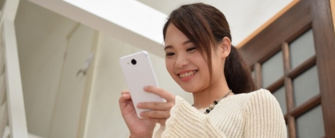 スマホをいじる女性